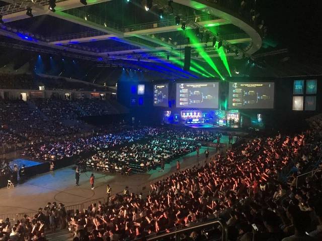 也宣告他在 也宣告他在